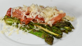 Vorspeise für das Ostermenü: Gebratener grüner Spargel mit Parmesan und Parmaschinken
