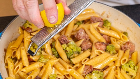 Rezept One-Pot-Pasta: Zitronenabrieb für die Nudelsoße.
