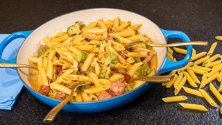 Rezept One-Pot-Pasta: Fertig gekochte Nudeln mit Gemüse und Wurst.