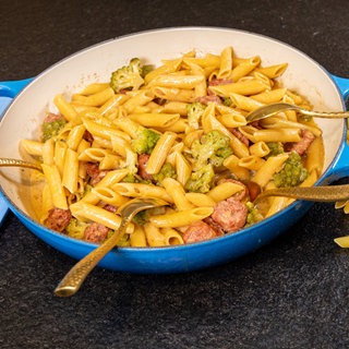 Rezept One-Pot-Pasta: Fertig gekochte Nudeln mit Gemüse und Wurst.