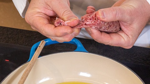 Rezept One-Pot-Pasta: Wurst für die Nudelsoße vorbereiten.