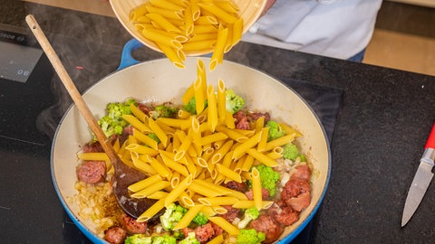 Rezept One-Pot-Pasta: Nudeln in den Topf geben.