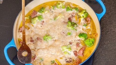 Rezept One-Pot-Pasta: Nudeln in der Soße garen.