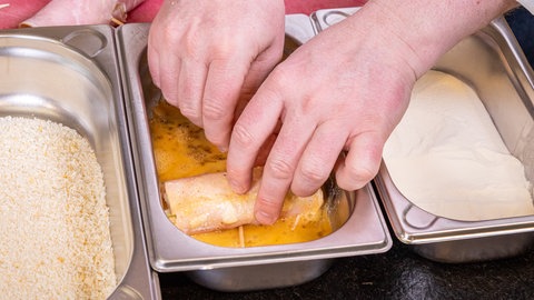 Der mit Schinken und Käse umwickelte Spargel wird ine einer klassischen "Panierstraße" paniert. 