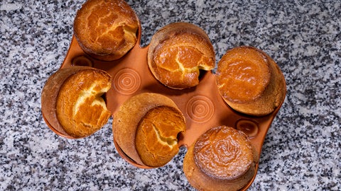 Frisch aus dem Ofen: Der Pfitzauf nach original schwäbischem Rezept in der traditionellen Pfitzaufform.