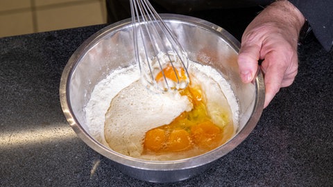 Frische Eier werden dem Teig zugegeben. Dadurch geht der Pfitzauf nach original schwäbischem Rezept besonders gut auf. 