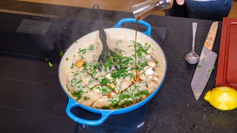 Rezept Ragout fin: Worchestershiresauce wird in den Topf mit Champignons, Zwiebeln und der Brühe gekippt.