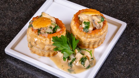 Fertiges Ragout fin: Zwei Türmchen mit Blätterteig gefüllt mit einer Füllung mit Huhn.