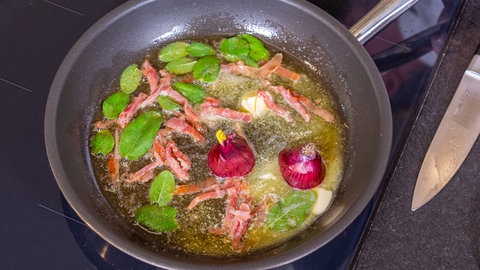 Rezept für Saltimbocca vom Hähnchen: In einer Pfanne wird eine Gewürzbutter für das Saltimbocca hergestellt.