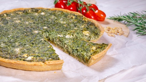 Die Quiche ist fertig und wird mit einem Anschnitt präsentiert.  