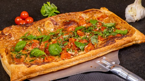 Eine Tomaten-Tarte fertig angerichtet: Die Tarte aus Blätterteig mit Kirschtomaten ist nach dem Rezept von Jörg Ilzhöfer schnell gemacht.