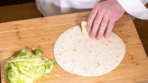 Rezept für Tortilla-Sandwich: Die Wraps werden auf einer Ablage ausgebreitet.