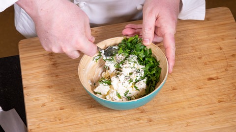 Rezept für Tortilla-Sandwich: Der Frischkäse wird mit Kräutern verfeinert.