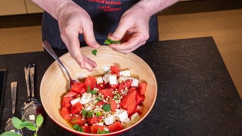 Salat: Die Wassermelone wird mit Feta, Pinienkernen und frischer Minze gemischt.