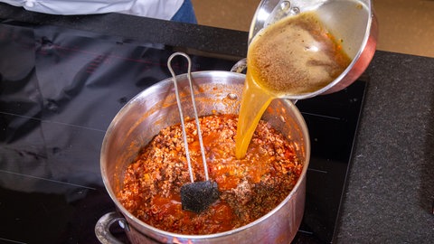 Ragù alle Bolognese wird einfach selber zubereitet in einem Topf. Neben Tomaten wird auch Fleischbrühe dazu gegegben.