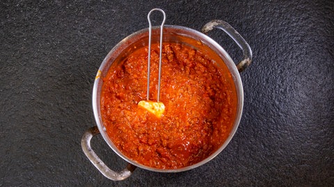 Bolognese Soße glänzt original italienisch fertig gekocht im Topf.