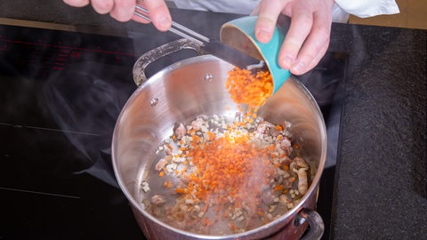 Karotten und Sellerie werden in einen Topf gegeben zu Pancetta und angebraten, daraus entsteht eine Bolognese alla Ragu original italienisch. 