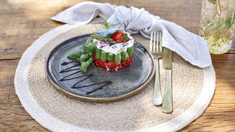 Spargel-Caprese-Törtchen mit Apfel-Holunder-Spritz