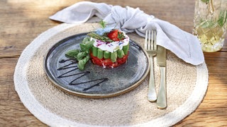 Spargel-Caprese-Törtchen mit Apfel-Holunder-Spritz