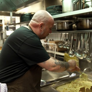 Spätzlefenster Ulm: Ein Mitarbeiter bereitet in der Küche Spätzle zu