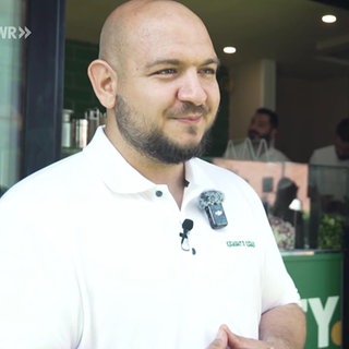 Tiktoker Ferdi Ünlü vor seinem neu eröffneten Kebap-Laden