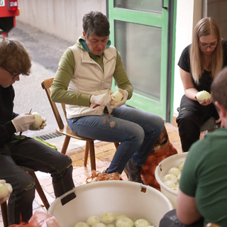 Feuerwehr Pliezhausen schält Zwiebeln