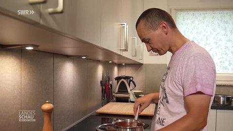 Johannes Börnert steht am Herd und kocht für seine Familie