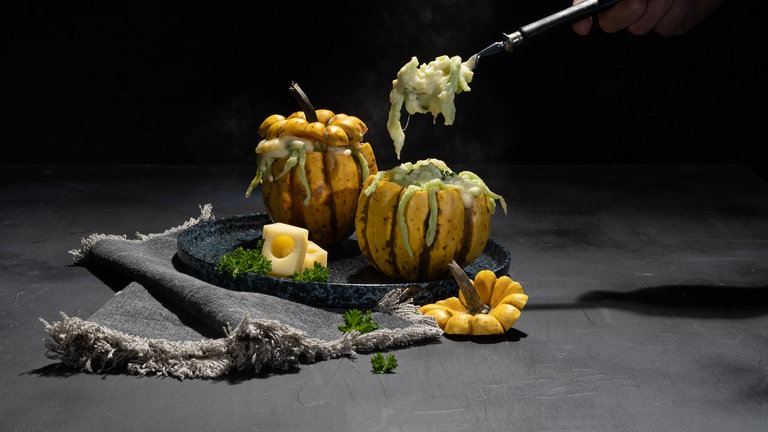 Endergebnis der grünen Spätzle im gebackenen Kürbis.