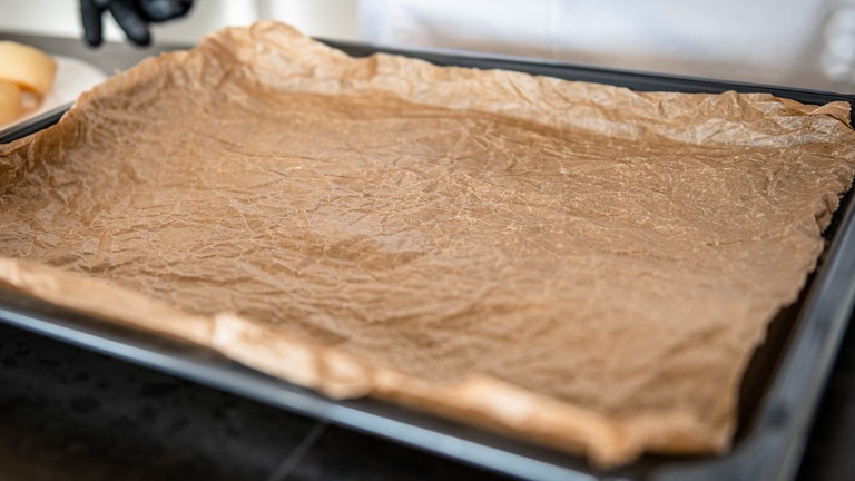 Backpapier auf einem Backblech