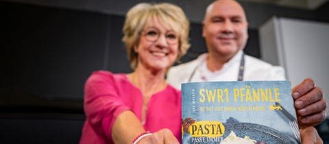 SWR1 Moderatorin Petra Klein und SWR1 Pfännle-Koch Eberhard Braun zeigen das SWR1 Pfännle Magazin 2024. Pasta passt immer! Und deshalb haben wir in diesem Jahr für euch die tollsten Nudel-Rezepte und Küchen-Käpsele zusammen gestellt. Wie immer mit regionalen Produkten aus der Heimat.
