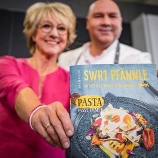 SWR1 Moderatorin Petra Klein und SWR1 Pfännle-Koch Eberhard Braun zeigen das SWR1 Pfännle Magazin 2024. Pasta passt immer! Und deshalb haben wir in diesem Jahr für euch die tollsten Nudel-Rezepte und Küchen-Käpsele zusammen gestellt. Wie immer mit regionalen Produkten aus der Heimat.