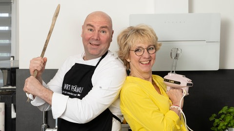 SWR1 Pfännle-Koch Eberhard Braun und Moderatorin Petra Klein. Pfännle Motto 2023: Klassiker neu geschmeckt