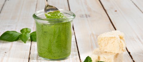 In einem Glas das frisch fertige cremige Kräuterpesto von SWR1 Pfännle-Koch Eberhard Braun.