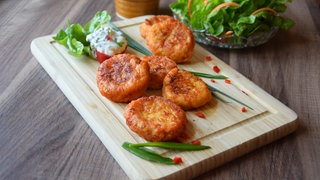 Allgäuer Kartoffelküchle mit Bergkäse, Kräuterquark und Salat