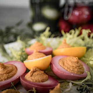 Bunte gefüllte Ostereier