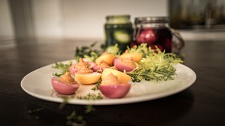 Bunte gefüllte Ostereier