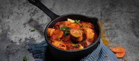 SWR1 Pfännle Streetfood Rezept Currywurst im Topf mit Kartoffeln und Karotten. Streetfood-Klassiker zum Löffeln!