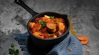 SWR1 Pfännle Streetfood Rezept Currywurst im Topf mit Kartoffeln und Karotten. Streetfood-Klassiker zum Löffeln!