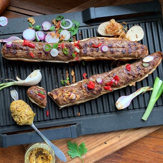 Gefüllte Laugenstangen-Hälften mit Merguez