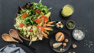 Herbstsalate mit Birnen-Basilikumdressing