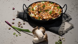 Herzhafter Ofenschlupfer mit Speck, Pilze und Bergkäse