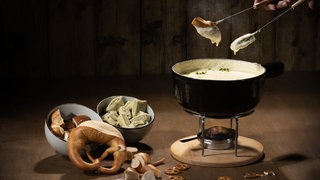 Käsefondue mit Brezel und Maultaschen