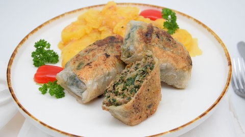Reispapier mit Maultaschen-Füllung auf einem Teller. Klassiker aus Baden-Württemberg: mal nicht im Nudelteig, sondern im Reispapier! Die knusprigen Reispapier-Maultaschen sind schnell gemacht und wenn ihr wollt auch glutenfrei.