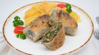 Reispapier mit Maultaschen-Füllung auf einem Teller. Klassiker aus Baden-Württemberg: mal nicht im Nudelteig, sondern im Reispapier! Die knusprigen Reispapier-Maultaschen sind schnell gemacht und wenn ihr wollt auch glutenfrei.