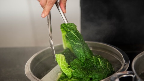 Knusprige Wirsingchips aus dem Backofen
