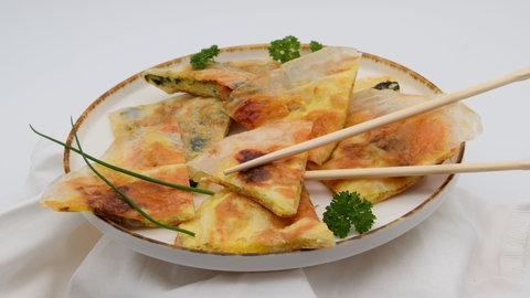 Reispapier mit Rührei gefüllt.