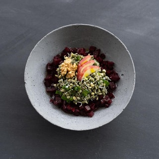 Linsensalat mit roter Beete Apfel und Nüssen