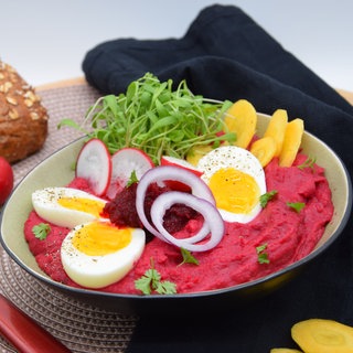 Osterbowl mit Kartoffel-Betestampf, Gemüse, Kresse und Eiern 