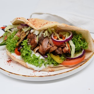 Auf einem Teller liegt ein Pfannendöner mit Fleisch, Grillgemüse, Salat und Sauce in einem Dönerbrot. Es gibt verschiedene Möglichkeiten ihn selber zuhause zu machen, SWR1 Pfännle-Koch Eberhard Braun zeigt euch die Pfannendöner-Variante.