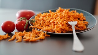 Rote Tomatenspätzle auf einem Teller